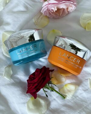 Iveta Kořínková Instagram - 𝗦𝗢𝗨𝗧ĚŽ 𝘀 𝗟𝗮𝗻𝗰𝗲𝗿-ukončena
Který produkt by se vám do denní rutiny hodil víc?

🔹Modrý-Lancer Hydratační krém pro normální a smíšenou pleť
Obsahuje peptidy a kyselinu hyaluronovou, které pomáhají zpevnit, pozvednout a redukovat výskyt jemných linek a vrásek. Nechybí avokádový a olivový olej, který hydratuje pleť a zadržuje přirozenou vlhkost. Pokožka je pevnější, hydratovaná, vyhlazená a zářivá.

NEBO

🔸Oranžový-Instant Brightening Booster s vitamínem C a kurkumou
Tento booster kombinuje sílu vitamínu C a kurkumy, viditelně rozjasňuje a sjednocuje pleť. Zabraňuje vzniku nových skvrn, rozjasňuje a sjednocuje tón pleti. Navíc minimalizuje jemné linky a vrásky. Silné antioxidační schopnosti kurkumy chrání pokožku před vnějšími vlivy, které mohou podpořit tvorbu nového pigmentu. 

Těžké rozhodování, chápu…
Já je miluju oba.
Zkuste jeden vybrat a zapojit se do soutěže.
Podmínky:
✔️like soutěžnímu příspěvku
✔️sledování profilu @lancer.skincare.czsk 
✔️označení kamarádky/kamaráda
✔️výběr jednoho produktu (krém či sérum)

Výhra:
Výše zmiňovaný krém nebo sérum (dle výběru)

2 z vás vyberu zítra, tedy v pátek 8.3.2024 ve 22:00
#soutez #lancer #thelancermethod #drlancer #ad #darek #mdz #skincare #beauty 
Tato soutěž není nijak sponzorovaná ani spravovaná společností Instagram.