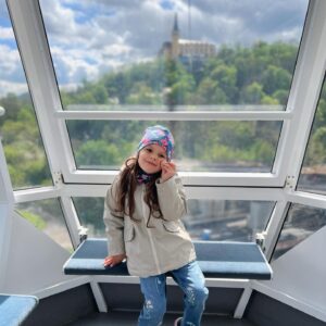 Iveta Kořínková Instagram - Olí mi posunula život do jiné dimenze.
Víc žiju tady a teď.
Nevím, co je za den ani kolikátého je.
Řešíme vzteky, breky (temperament po tátovi).
A je to jízda! A čím dál větší🤪
#spolu #usti #vetruse