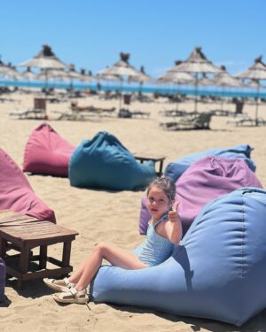 Iveta Kořínková Instagram - 🏝️Nohy od písku, slunce nad hlavou, v ruce pití s ledem, v hlavě čisto, jsme spolu… 
Tomu se říká dovolená…
Dovolili jsme si nedělat nic (náročného)
#dovolena #holiday #spolu #albania