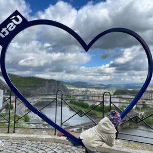 Iveta Kořínková Instagram - Olí mi posunula život do jiné dimenze.
Víc žiju tady a teď.
Nevím, co je za den ani kolikátého je.
Řešíme vzteky, breky (temperament po tátovi).
A je to jízda! A čím dál větší🤪
#spolu #usti #vetruse