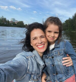 Iveta Kořínková Instagram - 🩷🤍❤️
…jeden z momentů, kdy se večer po modlitbě k Andělíčkovi dojímám…
Olí: “Mami, ty jsi vzácná. Navždycky budeš se mnou?”
Já: “Ano, budu, jsi přece moje děťátko…”
#jsmedvojka #spolu #mamaadcera #nerozlucne