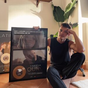 Ivo Lucas Instagram - De eliminar o vídeo do meu primeiro single com 2 milhões de visualizações, a fazer Single de Ouro numa canção que estava guardada há anos.
A vida também tem destas coisas bonitas. 

Obrigado Carolina por me teres dado a mão, e a vocês que fizeram desta nossa canção a vossa banda sonora. 🧡