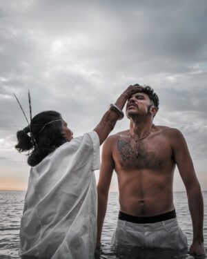 Izi Instagram - “Puccio i pargoli nel fiume, prima son pesanti, dopo sono piume”.
BENEDETTA - il video FUORI ORA! Link nelle stories 🎥
@vazte_wildbandana 🏴‍☠️