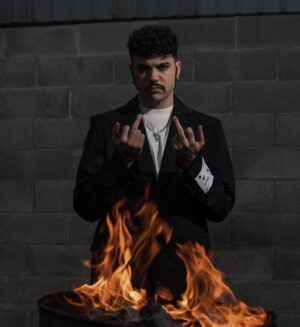 Izi Instagram - Io sono ignifugo
perché ho preso fuoco spesso,
non mi fare scaldare stronzo,
arrotonda per eccesso! ☠️🔥
