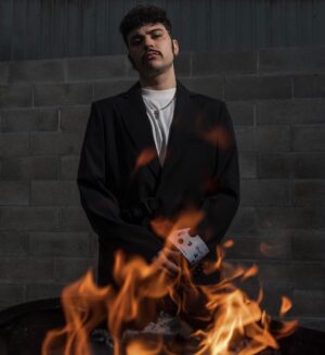 Izi Instagram - Io sono ignifugo
perché ho preso fuoco spesso,
non mi fare scaldare stronzo,
arrotonda per eccesso! ☠️🔥