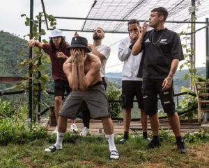 Izi Instagram - FOSSI IN VOI ASPETTEREI MEZZANOTTE.
🏴‍☠️🦇🦋 #wildbandanaseason