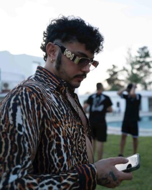 Izi Instagram - FI TOUNES MI CHIAMANO PABLO 🇮🇹🏴‍☠️ Sai che se scendo giù al bled,
Con Tanit, La Goulette,
Faccio colazia con (la)blabi
Quant’è harissa la mia baby!
Vis prepara un altro juen
Pomeriggio ad Halq al-Wadi
Sto lontano dai problemi
Con Saif vado da Hedi

Faccio un salto a Monastir,
poi a Kasserine, dopo ad Hammamet
Sai che se vuoi verità
Io ne ho un tir, ma non la do a te
Quanto costa avere fede quando
Vivi sempre fuori sede fra
Perdi il cuore e senti freddo urlando
Vivi il vero come in Revenant

Sai che collego le strade ah
Manca Dala, manca Nader, come va?
Venuto su senza un padre ma
Ora so bene che fare, Genova 
Mi ha reso un pezzo di pane, senza mangiare, per settimane, fuori ca(sa)
Si come un cazzo di cane, sulla mia nave,
Senza sapere, dove va.

Izeh.
 Let’s go bandane! Commentate il video su Youtube con la vostra barra preferita di Connexion 🔥🏴‍☠️🇹🇳🇮🇹