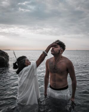 Izi Instagram - “Puccio i pargoli nel fiume, prima son pesanti, dopo sono piume”.
BENEDETTA - il video FUORI ORA! Link nelle stories 🎥
@vazte_wildbandana 🏴‍☠️