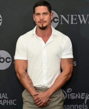 J. D. Pardo Instagram - You see! This is what happens when you’ve been filming Mayans MC Season 2 and you and your Mayan brothers are “cup checking” each other all day long. You walk the red carpet at the Disney/ABC/FX Upfronts in NY and strike this stupid pose. 😂 styled by: @warrenalfiebaker Grooming: @v76 #mayansmc #disney #fx #alwaysprotectyourself #trustnoone #3hourssleep