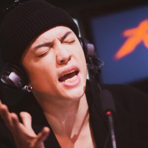 J.Sheon Instagram - 晚安各位，好久不見，最近各位都在做什麼呢？有吃的飽睡的好嗎？剛剛十點現正播映中的 大嘻哈時代二，我本人有幸的參與了這集，如果沒事的朋友可以看一下我講一些沒營養的話，好了廢話不多說，我要繼續去寫歌叻，不然我很怕你們暑假會沒新東西聽 @mtvtherappers