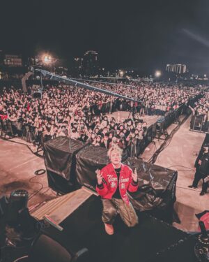 J.Sheon Instagram - 2023 新年快樂 🎇 
感謝今天參與兩場跨年的朋友們🙏🏻🙏🏻🙏🏻

新的一年
希望各位準備好迎接新的專輯

但避免被嘴只是說說的
我等下到家要開始寫歌叻

最後祝各位2023 
考試一百分
人人上大學
Ollie越跳越高
薪水越加越多