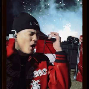 J.Sheon Instagram - 2023 新年快樂 🎇 
感謝今天參與兩場跨年的朋友們🙏🏻🙏🏻🙏🏻

新的一年
希望各位準備好迎接新的專輯

但避免被嘴只是說說的
我等下到家要開始寫歌叻

最後祝各位2023 
考試一百分
人人上大學
Ollie越跳越高
薪水越加越多