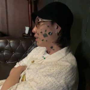 J.Sheon Instagram - 24小時的拍攝 老闆頒給我一個獎盃慰勞我 
很是感謝

發現手機存了蠻多老闆們 
丟上來給大家看一下老闆們的心酸

慣老闆 Directed by @zc90_