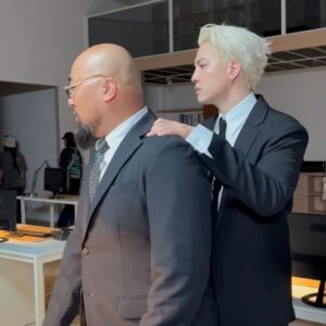 J.Sheon Instagram - 24小時的拍攝 老闆頒給我一個獎盃慰勞我 
很是感謝

發現手機存了蠻多老闆們 
丟上來給大家看一下老闆們的心酸

慣老闆 Directed by @zc90_
