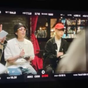 J.Sheon Instagram - 24小時的拍攝 老闆頒給我一個獎盃慰勞我 
很是感謝

發現手機存了蠻多老闆們 
丟上來給大家看一下老闆們的心酸

慣老闆 Directed by @zc90_