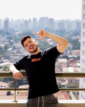 JP Gadêlha Instagram - Ah, São Paulo! Confesso que, no início, estava com uma certa preocupação em passar um tempo aqui. 

Afinal, sentia falta do conforto do meu lar. Mas, oh, surpresa! Ao me hospedar no eConfor, tudo ficou mais leve. Aquela sensação de saudade de casa foi substituída por um aconchego acolhedor. A hospitalidade e estrutura desse lugar me envolveram de tal maneira que me senti em casa desde o primeiro momento. Os funcionários simpáticos e prestativos, as acomodações aconchegantes e todos os pequenos detalhes que fazem a diferença. 

O eConfor é uma excelente opção pra fugir das moradias tradicionais, não tem burocracia, 100% online, além de ser tudo mobiliado. Mais do que isso, descobri que é possível encontrar um lar em SP! @moreeconfor