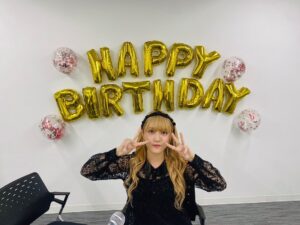 JUNNA Instagram - JUNNA、23さいになりましたっ🎂

みんな、たくさんお祝いしてくれて、ありがとう🫶🏻

大学も卒業になる年なので、音楽と全力で向き合う1年にしたい！ライブも絶対いっぱいやる！

みんなのおかげで素敵な一年になりそうですっ！！！