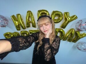 JUNNA Instagram - JUNNA、23さいになりましたっ🎂

みんな、たくさんお祝いしてくれて、ありがとう🫶🏻

大学も卒業になる年なので、音楽と全力で向き合う1年にしたい！ライブも絶対いっぱいやる！

みんなのおかげで素敵な一年になりそうですっ！！！