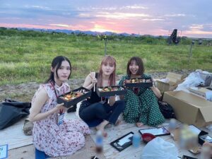 JUNNA Instagram - 長岡まつり大花火大会に初めて行かせていただきました🎇

長岡まつり大花火大会向けて制作されたオリジナル曲 
「HOPE TO THE FUTURE ~未来へ~」を歌わせていただきました🙏🏻

オープニングでは、自分の歌声と花火を一緒に。素敵な経験をさせていただきました❤️‍🔥

特等席で、同じ事務所の香帆ちゃんと琴音ちゃんと豪華なお弁当を食べながら🍱

#米フェス でも、また花火と音楽を聴けるのが楽しみになりました🫶🏻