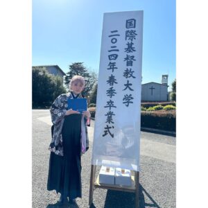 JUNNA Instagram - 先日、国際基督教大学を卒業しました🎓

4年間、大変なこともありましたが、家族、友人、関係者の皆さま、そして応援してくださった皆さまのおかげで、卒業することができました。

学生生活が終わる寂しさもありますが、これからも、音楽と存分に向き合って、最高の音楽を届け続けていきます！

---------------------------------

I graduated from International Christian University🎓

I would like to thank my family, friends, and everyone who supported me in my graduation. Thank you so much!!!!!

I’m so sad that my student life is over, but it means I have more time to face music! Thus, I would like to find and deliver music in my way.