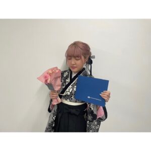 JUNNA Instagram - 先日、国際基督教大学を卒業しました🎓

4年間、大変なこともありましたが、家族、友人、関係者の皆さま、そして応援してくださった皆さまのおかげで、卒業することができました。

学生生活が終わる寂しさもありますが、これからも、音楽と存分に向き合って、最高の音楽を届け続けていきます！

---------------------------------

I graduated from International Christian University🎓

I would like to thank my family, friends, and everyone who supported me in my graduation. Thank you so much!!!!!

I’m so sad that my student life is over, but it means I have more time to face music! Thus, I would like to find and deliver music in my way.