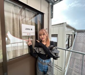 JUNNA Instagram - 長岡米百俵フェス 2023、ありがとうございました👏🏻

はじまる前まではどしゃ降りだったけど、歌いはじめたら雨が止んでくれました。

みんなのパワーのおかげです。最高に熱く、楽しく歌えました🎤

そして、常田さんとのコラボも5年ぶりで嬉しくて、楽しかったです💜

ありがとうございましたっ🫶🏻