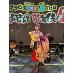 JUNNA Instagram - 京都南座での「マクロスFとΔ合わせ 京都南座歌舞伎ノ宴 ミニライブ＆歌舞伎コラボトーク」ありがとうございました👏🏻

13日は、みのりちゃんと2人でお届けしました🎤
久しぶりに、2人でアコースティックで歌えたの、とっても嬉しかった❤️💜

そして、14日は、スペシャルゲストとして、May'nさんと歌わせていただきました🎤
私の全力を受け止めてくれて、より高めてくださる大好きな先輩と歌えたこと光栄です。

歌舞伎のことも、たくさん勉強できて、観に行きたい！
日本一古い劇場、南座で歌わせていただけたこと、本当に貴重な経験でした。ありがとうございました！

ヘアメイクも衣装も最強すぎたので、みんなに見てほしい！和なテイストで仕上げてもらいました✌🏻