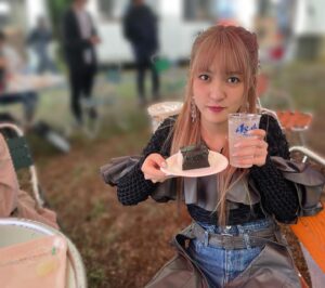 JUNNA Instagram - 長岡米百俵フェス 2023、ありがとうございました👏🏻

はじまる前まではどしゃ降りだったけど、歌いはじめたら雨が止んでくれました。

みんなのパワーのおかげです。最高に熱く、楽しく歌えました🎤

そして、常田さんとのコラボも5年ぶりで嬉しくて、楽しかったです💜

ありがとうございましたっ🫶🏻