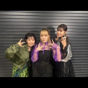 JUNNA Instagram - ANIMAX MUSIX 2023

ふたつめのコラボは、東山奈央さん&TRUEさんと3人で「一度だけの恋なら/ワルキューレ」を🎤

エモすぎるコラボだったなぁ。みんなの歓声もたくさん届いてきました👌🏻

衣装は、美雲カラーを入れてみました💜
@aulaaila_official