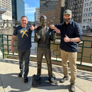 Jack Carr Instagram - With @atriabooks publicist extraordinaire David Brown on the RED SKY MOURNING Book Tour hanging out with The Fonz in Milwaukee before tonight’s event! 

#TheFonz #HenryWinkler #Fonzie #Milwaukee