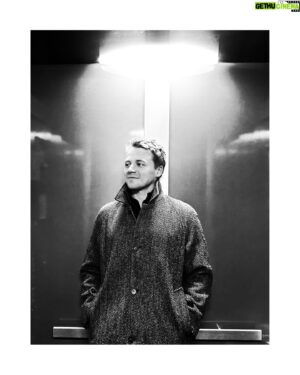 Jack Lowden Instagram - By @jamieleecurtis in a lift.