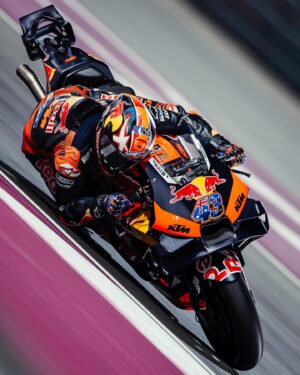 Jack Miller Instagram - My pace was decent and made some passes to get ahead of the big group in front, definitely felt better than yesterday. Semi-positive end to what had been a difficult weekend now I’m looking forward to one of my favorite tracks at Valencia 🤟