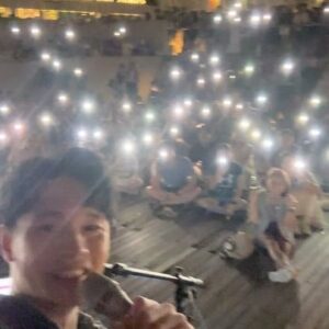 Jack Neo Instagram - 最後一場 @ilightsingapore 的演出圆满成功，在这一天也因为《小孩不笨3》的导演 @jackneock 和演員們變得更精彩難忘！🥹 謝謝每一位到場支持的你們！❤️ 

#ilightsingapore #sgbuskers #marinabaysands #jeffhellomusic #新加坡 #街頭藝人 #小孩不笨3 #inotstupid3 #jteamsg #mm2singapore
