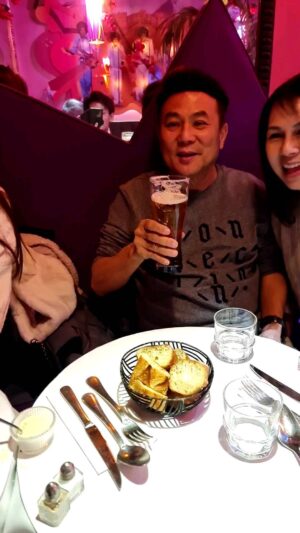 Jack Neo Instagram - 老朋友 一起喝一杯 外面天气很冷，我们里面喝冷冷的啤酒...