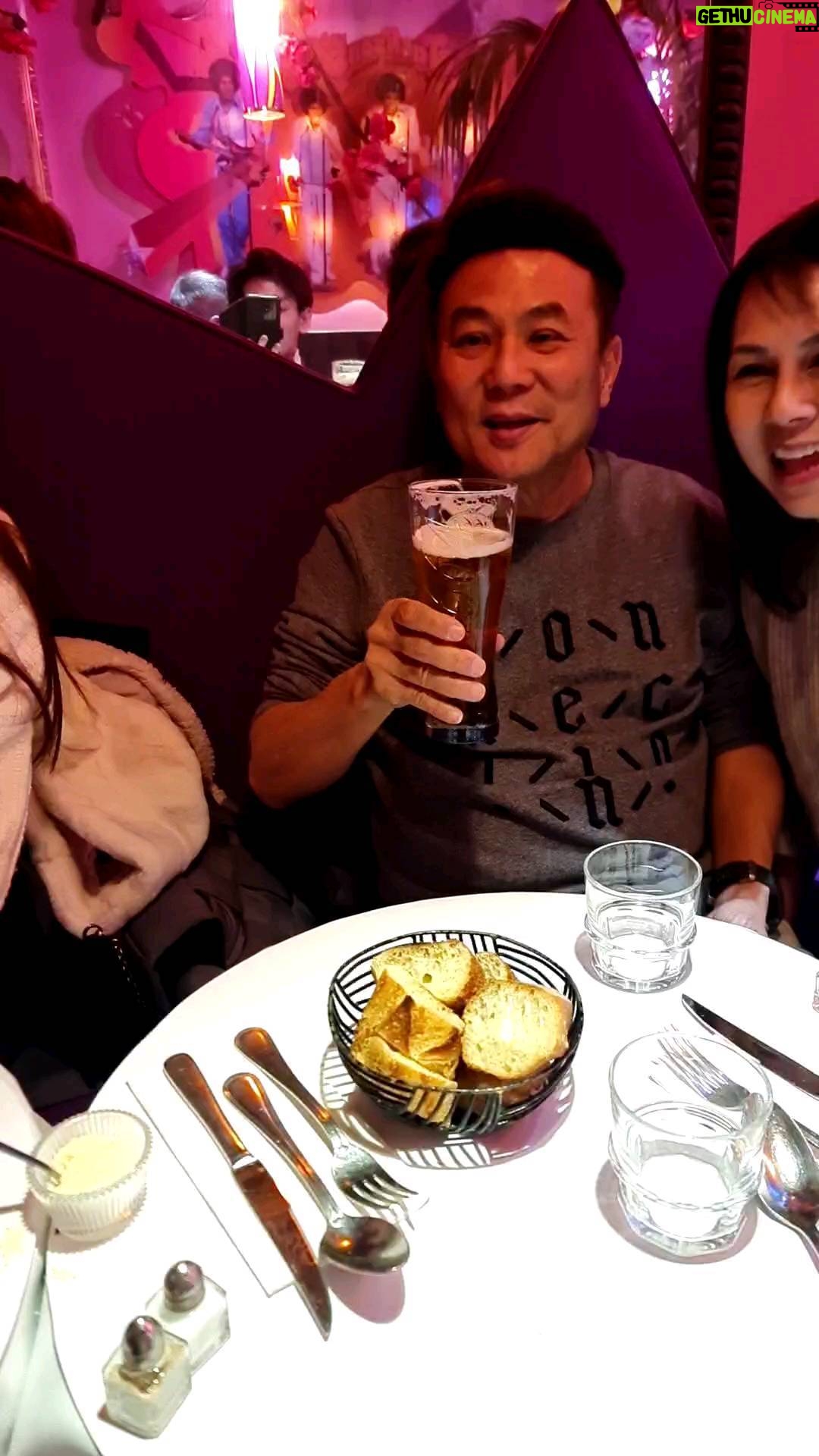 Jack Neo - 800 Likes - 老朋友 一起喝一杯 外面天气很冷,我们里面喝冷冷的啤酒...