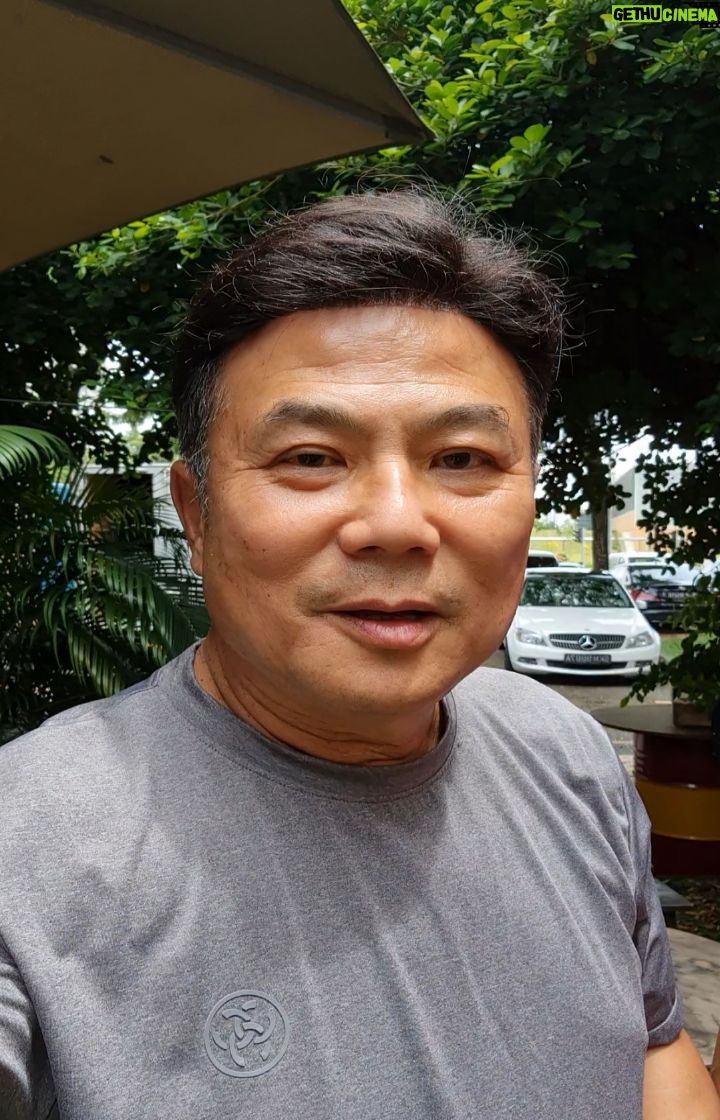 Jack Neo - 1.4K Likes - 今天拍戏,叫Uncle raymond
来客串一下,我也邀请他来我礼拜天早上的老朋友趴趴走。我们礼拜天早上8点在stadium mrt exit A..