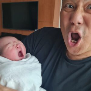 Jack Neo Instagram - 太开心了，我的大内孙降临了。谢谢大家的祝福哦!