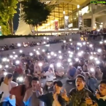 Jack Neo - 2K Likes - 最後一場 @ilightsingapore 的演出圆满成功,在这一天也因为《小孩不笨3》的导演 @jackneock 和演員們變得更精彩難忘!🥹 謝謝每一位到場支持的你們!❤️
#ilightsingapore #sgbuskers #marinabaysands #jeffhellomusic #新加坡 #街頭藝人 #小孩不笨3 #inotstupid3 #jteamsg #mm2singapore
