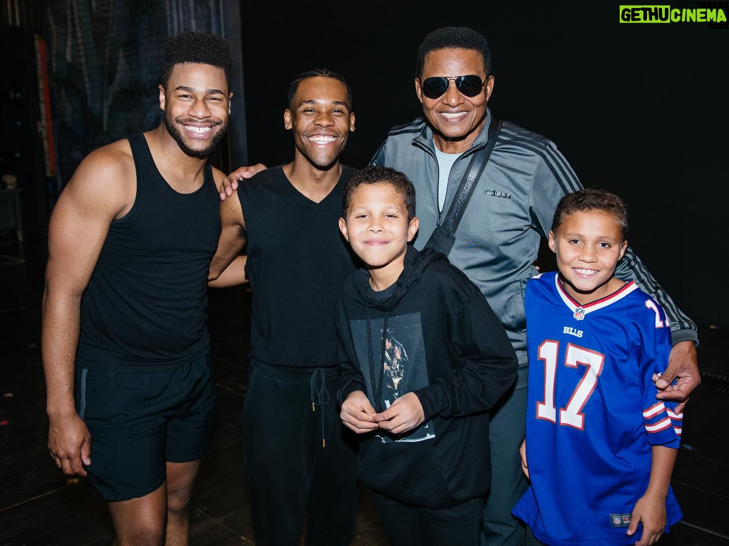 Jackie Jackson - 2.5K Likes - 𝗜𝘁 𝘄𝗮𝘀 𝗮 𝗽𝗹𝗲𝗮𝘀𝘂𝗿𝗲 𝗺𝗲𝗲𝘁𝗶𝗻𝗴 𝘁𝗵𝗲 𝘁𝗮𝗹𝗲𝗻𝘁𝗲𝗱 @mjthemusical 𝗰𝗮𝘀𝘁 & 𝗰𝗿𝗲𝘄!🙏 𝗗𝗼𝗻’𝘁 𝘄𝗮𝗹𝗸, 𝗿𝘂𝗻 𝘁𝗼 𝗴𝗼 𝘀𝗲𝗲 𝘁𝗵𝗶𝘀 𝗽𝗿𝗼𝗱𝘂𝗰𝘁𝗶𝗼𝗻🎭 𝗨𝗻𝘁𝗶𝗹 𝗻𝗲𝘅𝘁 𝘁𝗶𝗺𝗲!🎬
📸 @andyhenderson
#MJTheMusical
#Broadway
#MichaelJackson
#Jackson5