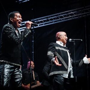 Jackie Jackson Instagram - 𝗪𝗲’𝗿𝗲 𝗮𝗹𝗹 𝘀𝗺𝗶𝗹𝗲𝘀 𝗮𝘀 𝘄𝗲 𝗿𝗲𝗰𝗮𝗽 𝗮𝗻𝗼𝘁𝗵𝗲𝗿 𝘄𝗲𝗲𝗸𝗲𝗻𝗱 𝗼𝗳 𝘀𝘂𝗰𝗰𝗲𝘀𝘀𝗳𝘂𝗹 𝘀𝗵𝗼𝘄𝘀🕺 𝗪𝗵𝗼 𝗮𝗿𝗲 𝘄𝗲 𝘀𝗲𝗲𝗶𝗻𝗴 𝘁𝗼𝗻𝗶𝗴𝗵𝘁 @favcolmar⁉️

📸 @martelus.photo 

#JackieJackson
#Jacksons
#Jackson5
#MondayMood
