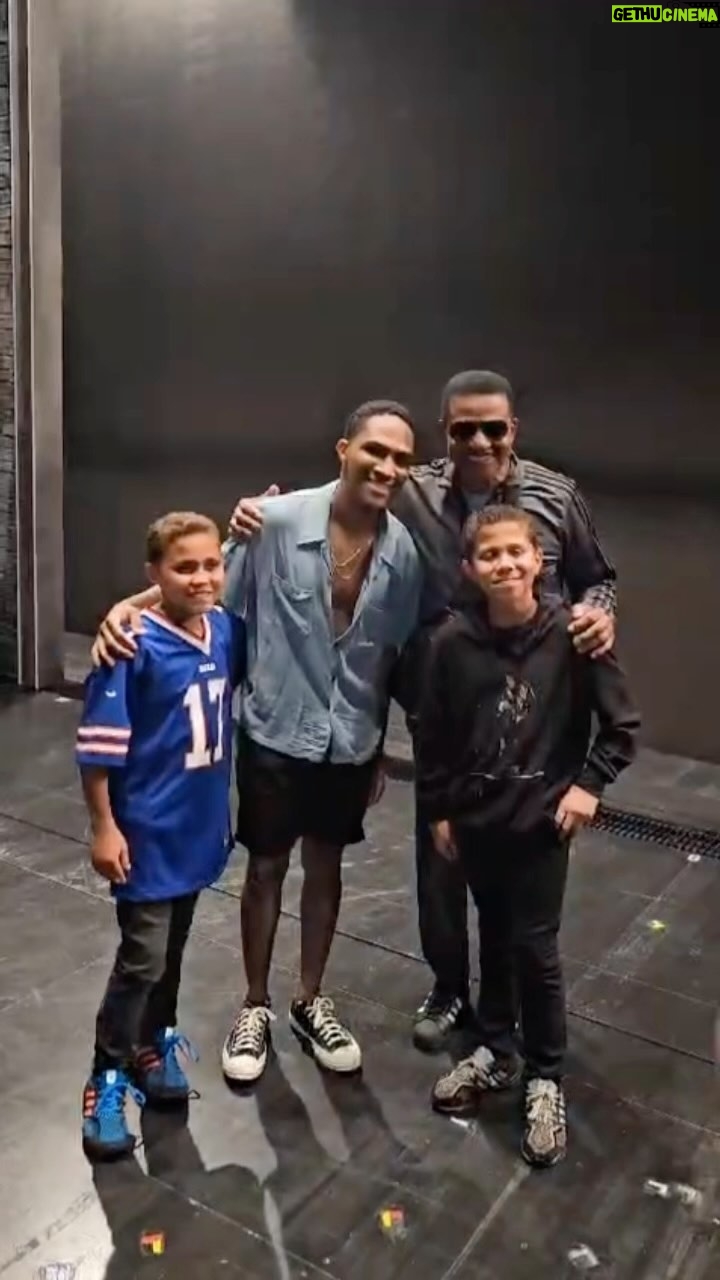Jackie Jackson - 20.8K Likes - 𝗚𝗼𝘁 𝘁𝗼 𝗲𝘅𝗽𝗲𝗿𝗶𝗲𝗻𝗰𝗲 @mjthemusical 𝗳𝗼𝗿 𝗮 𝘀𝗲𝗰𝗼𝗻𝗱 𝘁𝗶𝗺𝗲 𝗼𝗻 𝗕𝗿𝗼𝗮𝗱𝘄𝗮𝘆 𝗹𝗮𝘀𝘁 𝗻𝗶𝗴𝗵𝘁 𝗯𝘂𝘁 𝘁𝗵𝗶𝘀 𝘁𝗶𝗺𝗲 𝗜 𝘄𝗮𝘀 𝗷𝗼𝗶𝗻𝗲𝗱 𝗯𝘆 𝗺𝘆 𝘄𝗶𝗳𝗲, 𝗝𝗮𝘆𝗹𝗲𝗻 𝗮𝗻𝗱 𝗥𝗶𝘃𝗲𝗿!🎶 𝗪𝗲 𝗵𝗮𝗱 𝘁𝗵𝗲 𝗽𝗹𝗲𝗮𝘀𝘂𝗿𝗲 𝗼𝗳 𝗺𝗲𝗲𝘁𝗶𝗻𝗴 @jimmyawards 𝗻𝗼𝗺𝗶𝗻𝗲𝗲𝘀, 𝗰𝗼𝗻𝗻𝗲𝗰𝘁𝗶𝗻𝗴 𝘄𝗶𝘁𝗵 𝗳𝗮𝗻𝘀 𝗮𝗻𝗱 𝗼𝗳 𝗰𝗼𝘂𝗿𝘀𝗲 𝗲𝘅𝗽𝗲𝗿𝗶𝗲𝗻𝗰𝗶𝗻𝗴 𝗮 𝟭𝟬/𝟭𝟬 𝘀𝘁𝗲𝗹𝗹𝗮𝗿 𝗽𝗲𝗿𝗳𝗼𝗿𝗺𝗮𝗻𝗰𝗲.🎭 𝗛𝗶𝗴𝗵𝗹𝘆 𝗿𝗲𝗰𝗼𝗺𝗺𝗲𝗻𝗱!💯
#MJTheMusical
#MJTheMusicalTour
#MichaelJackson
#Broadway
