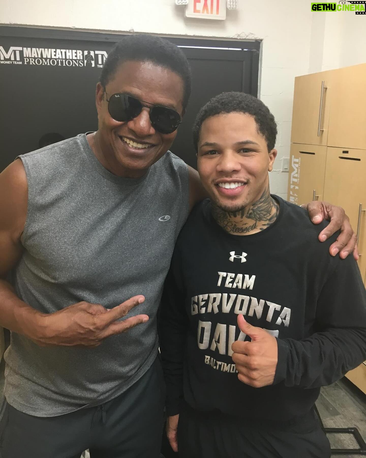 Jackie Jackson - 1.6K Likes - 𝗛𝘂𝗴𝗲 𝘀𝗵𝗼𝘂𝘁𝗼𝘂𝘁 𝘁𝗼 @wbaboxingofficial 𝗹𝗶𝗴𝗵𝘁𝘄𝗲𝗶𝗴𝗵𝘁 𝗰𝗵𝗮𝗺𝗽 @gervontaa “𝗧𝗮𝗻𝗸” 𝗗𝗮𝘃𝗶𝘀 𝗼𝗻 𝗵𝗶𝘀 𝘃𝗶𝗰𝘁𝗼𝗿𝘆 𝗼𝘃𝗲𝗿 𝘁𝗵𝗲 𝘄𝗲𝗲𝗸𝗲𝗻𝗱🥊
#GervontaDavis
#Tank
#JackieJackson
#Boxing