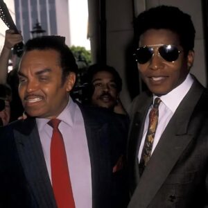 Jackie Jackson Instagram - 𝗛𝗮𝗽𝗽𝘆 𝗙𝗮𝘁𝗵𝗲𝗿’𝘀 𝗗𝗮𝘆 𝘁𝗼 𝗮𝗹𝗹 𝘁𝗵𝗲 𝗱𝗮𝗱𝘀, 𝘁𝗵𝗲 𝗻𝗼𝘁 𝘆𝗲𝘁 𝗱𝗮𝗱𝘀, 𝘁𝗵𝗲 𝘀𝘁𝗲𝗽𝗱𝗮𝗱𝘀, 𝘁𝗵𝗲 𝗺𝗼𝗺𝘀 𝘄𝗵𝗼 𝗮𝗿𝗲 𝗱𝗮𝗱𝘀, 𝘁𝗵𝗲 𝗮𝗱𝗼𝗽𝘁𝗶𝘃𝗲 𝗱𝗮𝗱𝘀, 𝘁𝗵𝗲 𝗴𝗿𝗮𝗻𝗱𝗮𝗱𝘀, 𝗮𝗻𝗱 𝘁𝗵𝗲 𝗱𝗮𝗱𝘀 𝘄𝗵𝗼 𝗮𝗿𝗲 𝗻𝗼 𝗹𝗼𝗻𝗴𝗲𝗿 𝘄𝗶𝘁𝗵 𝘂𝘀.🤍🕊️

#FathersDay
#Jacksons
#Jackson5
#J5