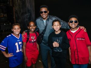 Jackie Jackson Instagram - 𝗜𝘁 𝘄𝗮𝘀 𝗮 𝗽𝗹𝗲𝗮𝘀𝘂𝗿𝗲 𝗺𝗲𝗲𝘁𝗶𝗻𝗴 𝘁𝗵𝗲 𝘁𝗮𝗹𝗲𝗻𝘁𝗲𝗱 @mjthemusical 𝗰𝗮𝘀𝘁 & 𝗰𝗿𝗲𝘄!🙏 𝗗𝗼𝗻’𝘁 𝘄𝗮𝗹𝗸, 𝗿𝘂𝗻 𝘁𝗼 𝗴𝗼 𝘀𝗲𝗲 𝘁𝗵𝗶𝘀 𝗽𝗿𝗼𝗱𝘂𝗰𝘁𝗶𝗼𝗻🎭 𝗨𝗻𝘁𝗶𝗹 𝗻𝗲𝘅𝘁 𝘁𝗶𝗺𝗲!🎬

📸 @andyhenderson 

#MJTheMusical
#Broadway
#MichaelJackson
#Jackson5