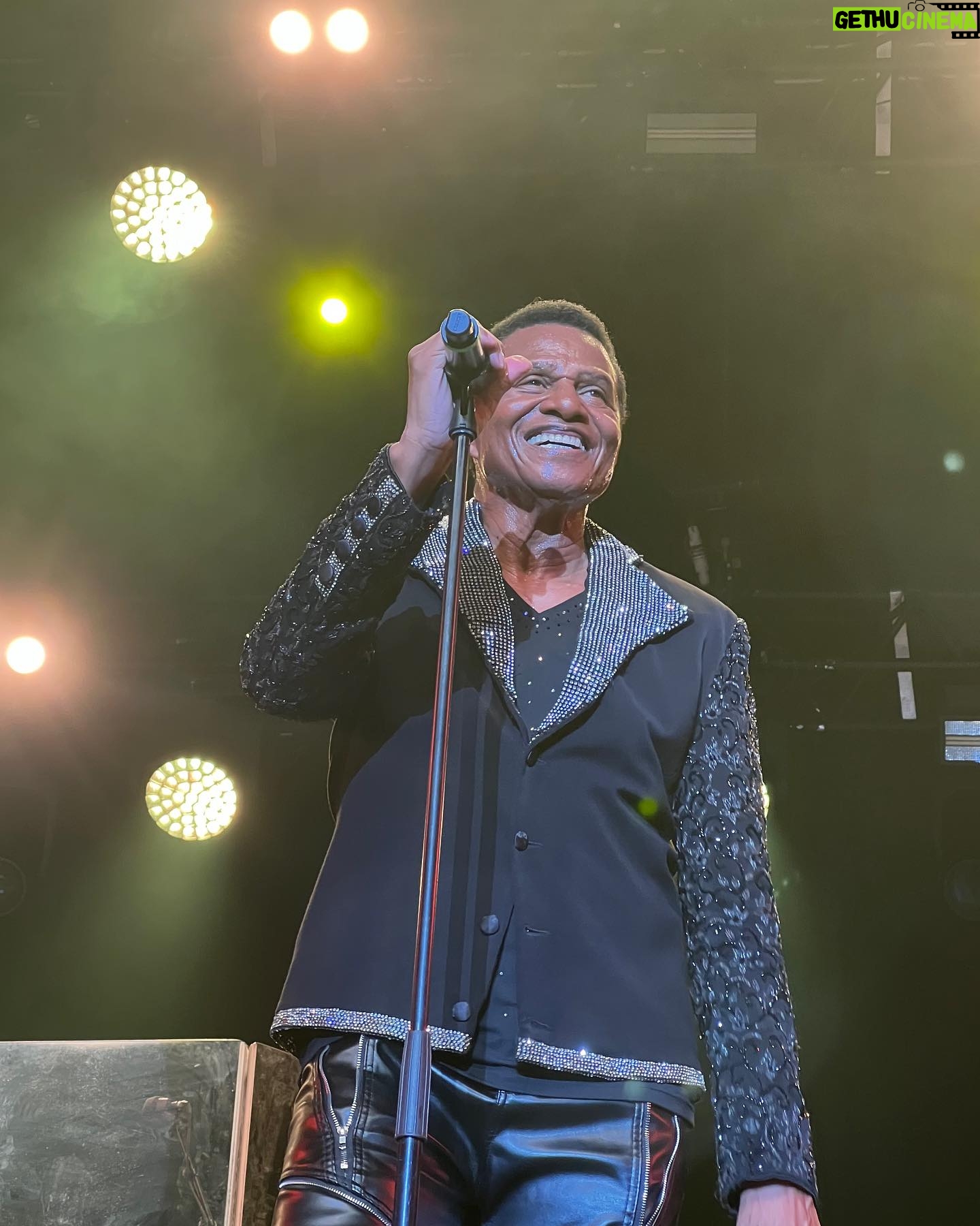 Jackie Jackson - 2.8K Likes - 𝗔𝗹𝗹 𝘀𝗺𝗶𝗹𝗲𝘀 𝗮𝘁 𝗹𝗮𝘀𝘁 𝗻𝗶𝗴𝗵𝘁’𝘀 @favcolmar 𝘀𝗵𝗼𝘄!🎶 𝗡𝗲𝘅𝘁 𝘀𝘁𝗼𝗽, @bahiasound_🇪🇸
#JackieJackson
#Jackson5
#Jacksons
#J5
