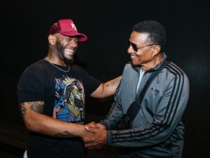 Jackie Jackson Instagram - 𝗜𝘁 𝘄𝗮𝘀 𝗮 𝗽𝗹𝗲𝗮𝘀𝘂𝗿𝗲 𝗺𝗲𝗲𝘁𝗶𝗻𝗴 𝘁𝗵𝗲 𝘁𝗮𝗹𝗲𝗻𝘁𝗲𝗱 @mjthemusical 𝗰𝗮𝘀𝘁 & 𝗰𝗿𝗲𝘄!🙏 𝗗𝗼𝗻’𝘁 𝘄𝗮𝗹𝗸, 𝗿𝘂𝗻 𝘁𝗼 𝗴𝗼 𝘀𝗲𝗲 𝘁𝗵𝗶𝘀 𝗽𝗿𝗼𝗱𝘂𝗰𝘁𝗶𝗼𝗻🎭 𝗨𝗻𝘁𝗶𝗹 𝗻𝗲𝘅𝘁 𝘁𝗶𝗺𝗲!🎬

📸 @andyhenderson 

#MJTheMusical
#Broadway
#MichaelJackson
#Jackson5