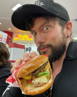 Jackson Rathbone Instagram - Wifey @sixandboe bday surprised me with a trip to the great Burger Lands of @innout