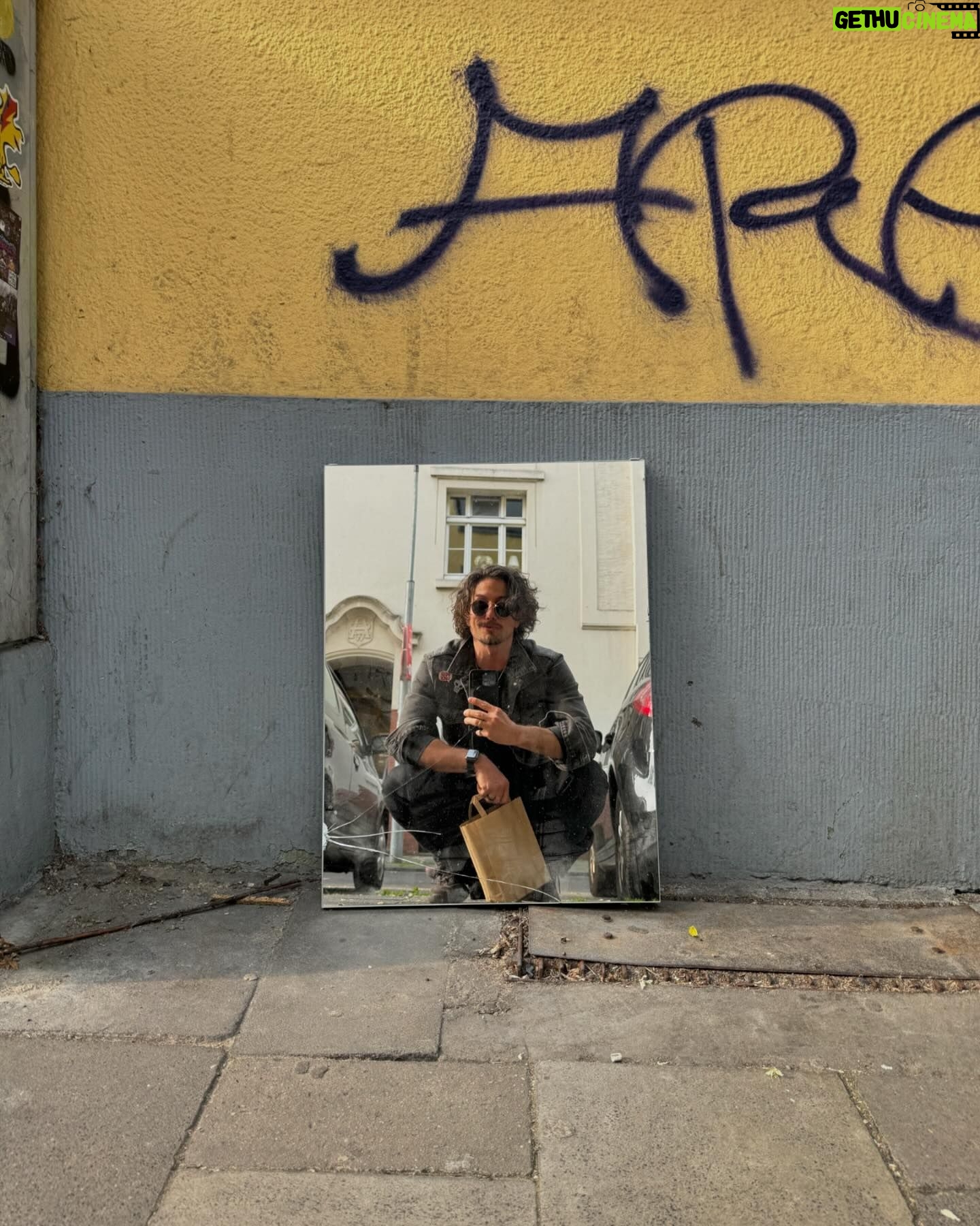 Jackson Rathbone - 24.9K Likes - Five hour walkabout today in Dusseldorf
Love taking in this beautiful city.
Excited to meet all yall tomorrow !!!