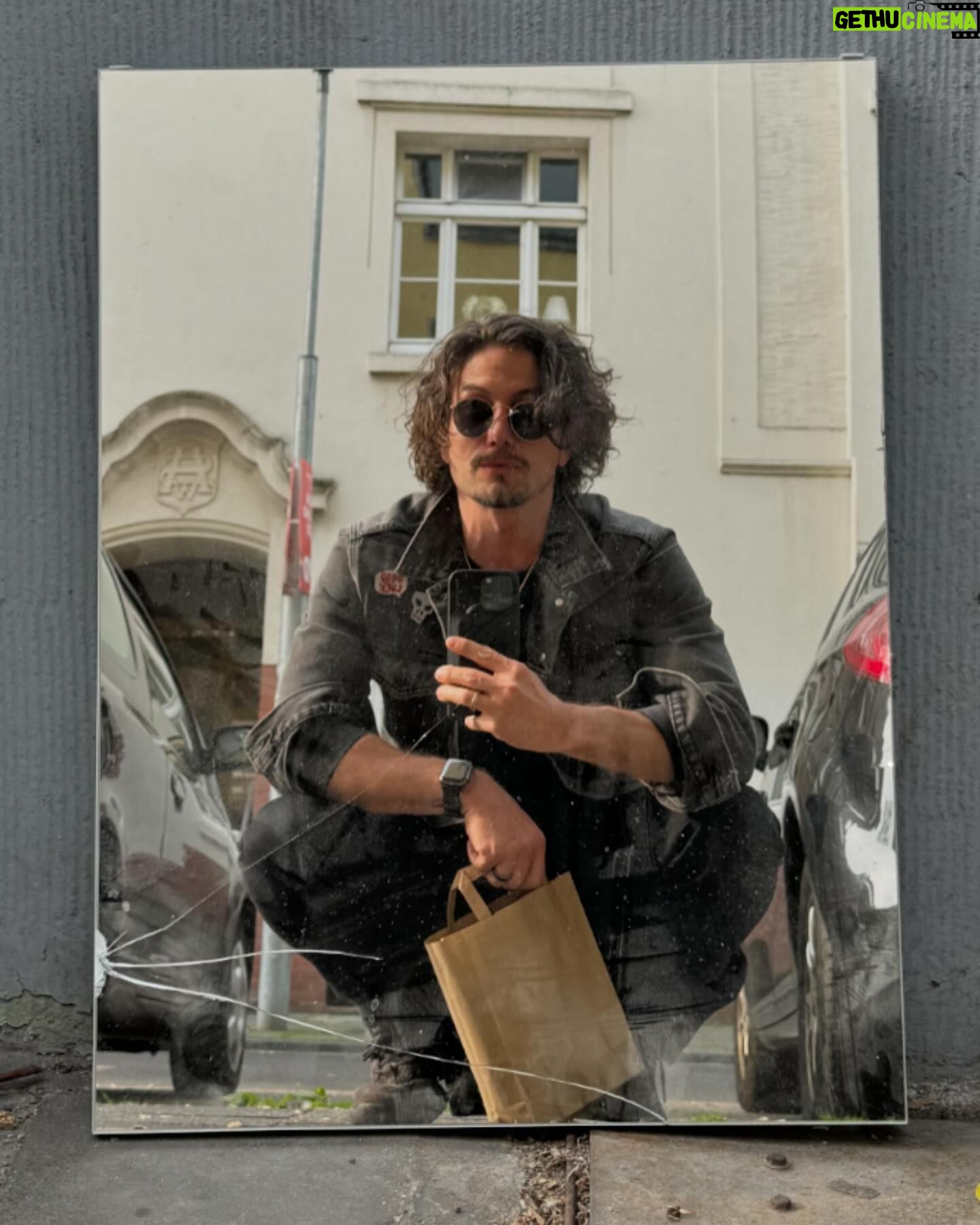 Jackson Rathbone - 24.9K Likes - Five hour walkabout today in Dusseldorf
Love taking in this beautiful city.
Excited to meet all yall tomorrow !!!