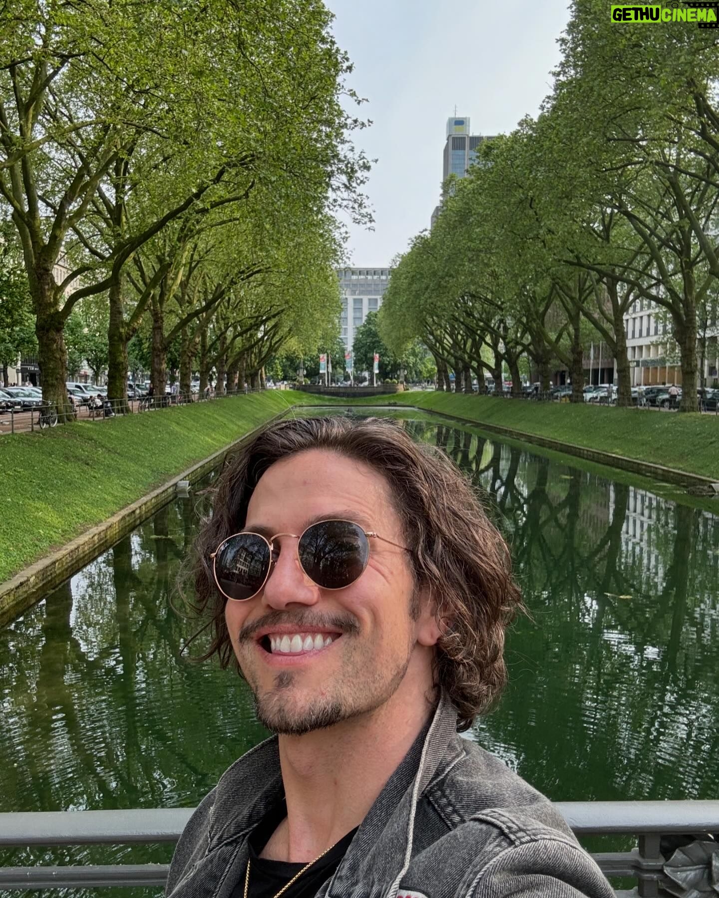Jackson Rathbone - 24.9K Likes - Five hour walkabout today in Dusseldorf
Love taking in this beautiful city.
Excited to meet all yall tomorrow !!!